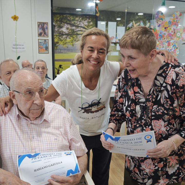 Residents i professionals de la Residència de la Colònia Güell durant l'entrega de premis del campionat de petanca a Santa Coloma de Cervelló.