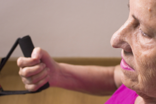 Dona gran fent exercici