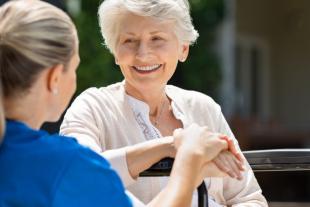Persona atesa mirant a la cuidadora, atenció centrada en la persona
