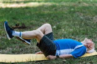 persona gran fent exercici 