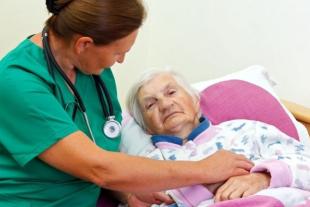 cuidadora atenent ancià