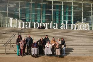 Equip i residents de colònia Güell a la porta del Teatre Nacional