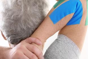 Persona gran fent fisioteràpia