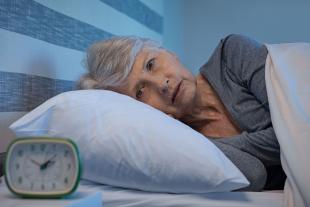 persona gran amb insomni