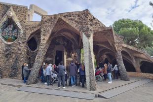 Colònia Güell visitant la cripta