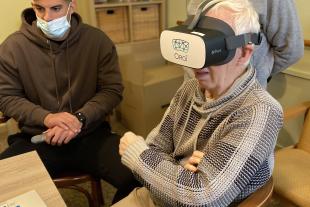 Persona mayor probando unas gafas virtuales