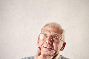 Persona mayor decidiendo qué servicio necesita