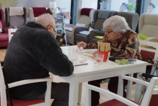 Persones ateses pintant