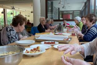Taller de panellets del centre residencial Torreblanca en el marc de la celebració de la Castanyada