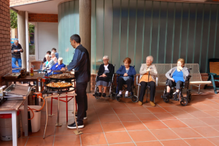 Chef cocinando la fideuá en motivo del 35º aniversario de Font dels Capellans