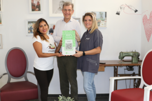 Josep de Martí, fundador del portal Inforesidencias.com, ha entregat el certificat de transparència a Maite Ferré, directora de la residència Colònia Güell