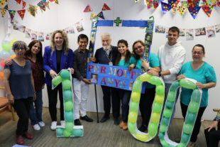 L'equip del centre de dia celebrant el centenari d'en Francesc