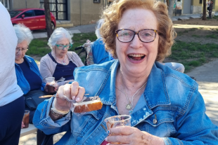 persona mayor tomando chocolate a la taza