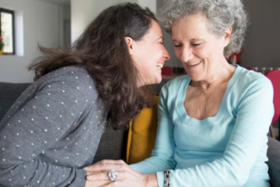 Cuidadora professional cuidant a persona gran