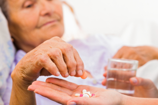 Persona gran prenent-se un medicament