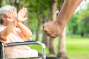 Persona gran amagant-se la cara