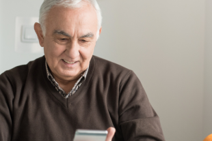 Persona gran utilitzant un mòbil