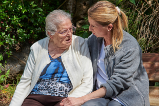 Cuidadora professional cuidant a persona gran