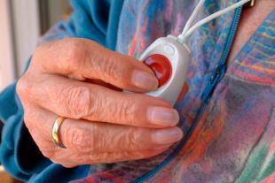 Bombers recomanant els serveis de teleassistència