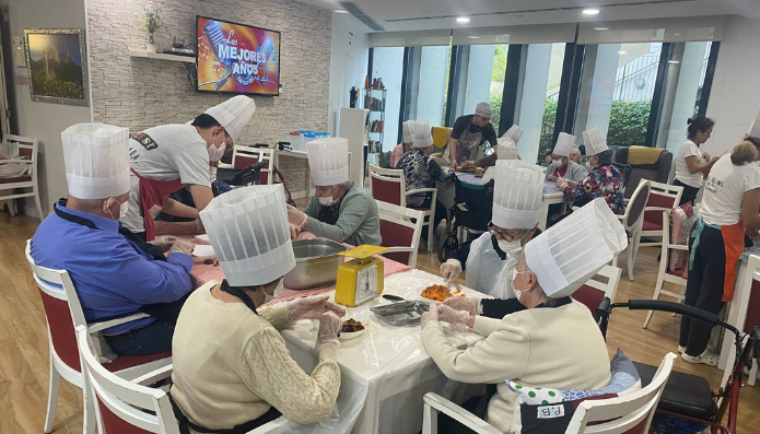 Taller de panellets a Colònia Güell en el marc de la Castanyada