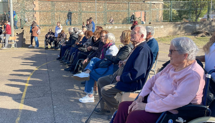 Activitat intergeneracional entre l'escola Castanyer i la residència Torreblanca de Sant Joan de les Fonts