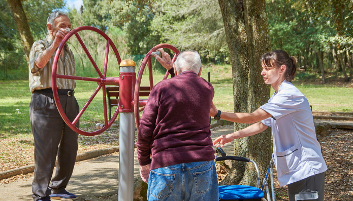 Infermera de la residència fent exercici físic amb les persones ateses.