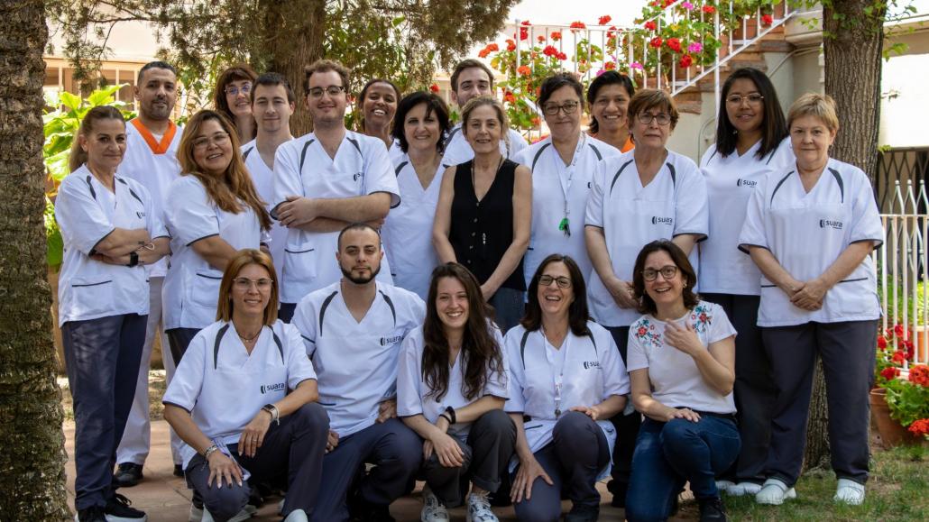 Equipo de Dovela en el jardín de la residencia