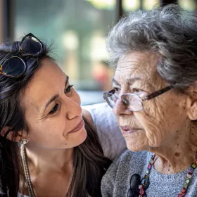 Persona atendida y cuidadora mirándose