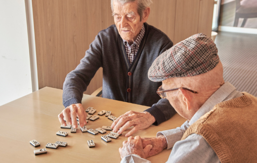 Personas mayores jugando al domino