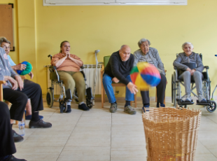 Joc de punteria entre les persones residents