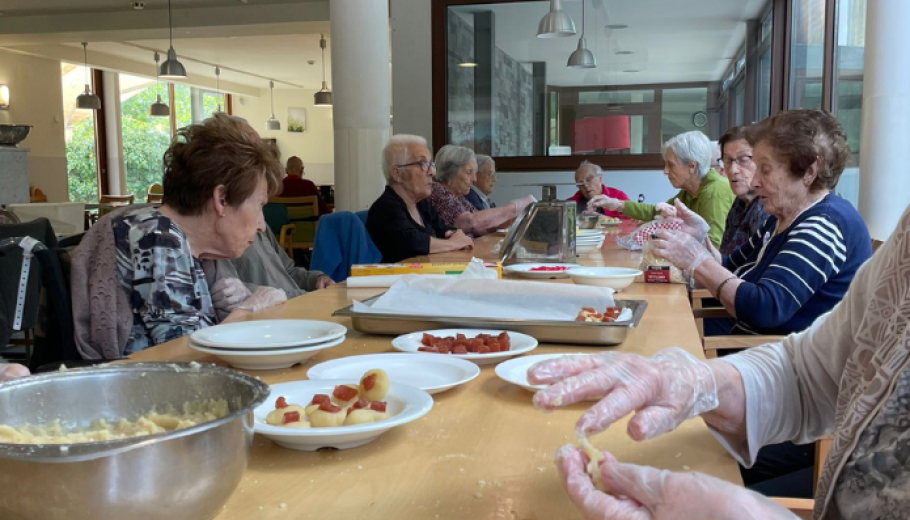 Taller de panellets del centre residencial Torreblanca en el marc de la celebració de la Castanyada