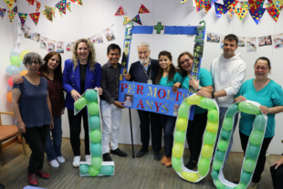 L'equip del centre de dia celebrant el centenari d'en Francesc