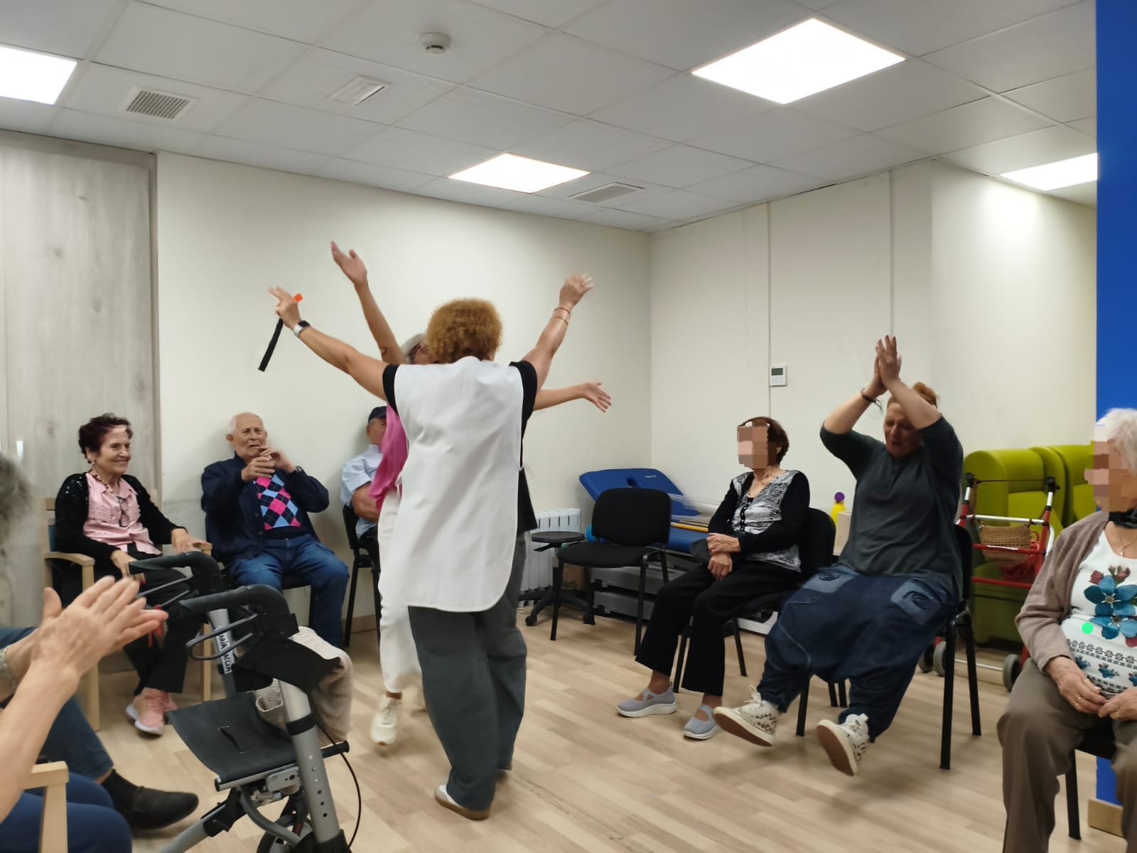 Equip de professionals del Centre de Dia Primer de Maig impartint la sessió de Risoteràpia