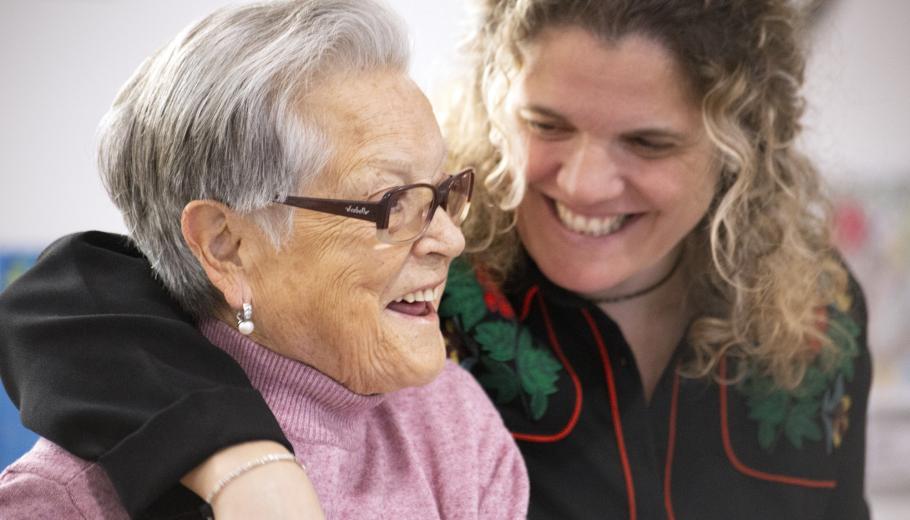 Directora Colònia Güell y persona atendida sonriendo