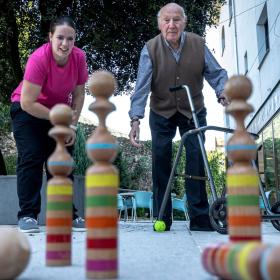 persona fent activitats en residència