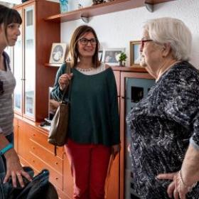 persona gran a casa seva rebent visites