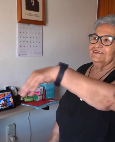 señora mayor utilizando el casal