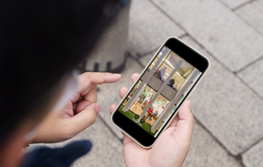 Imagen de una persona utilizando el tour virtual de los centros residenciales.