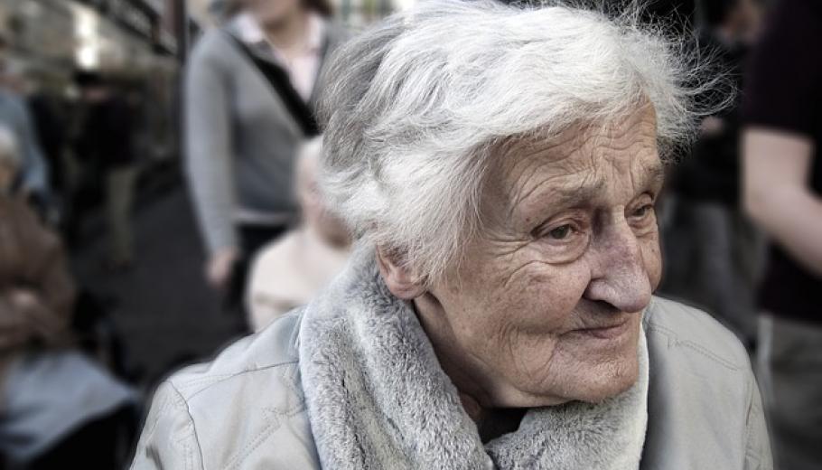 Retrat d'una dona gran al carrer