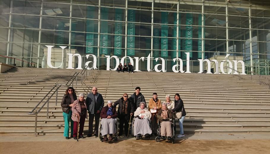 Equipo y residentes de colònia Güell en la puerta del Teatro Nacional