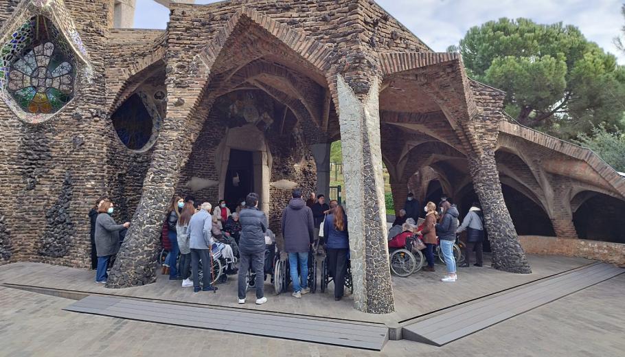 Colònia Güell visitant la cripta
