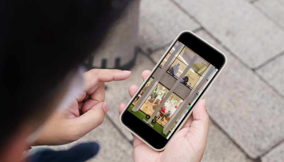 Imatge d'una persona utilitzant el tou virtual dels centres residencials