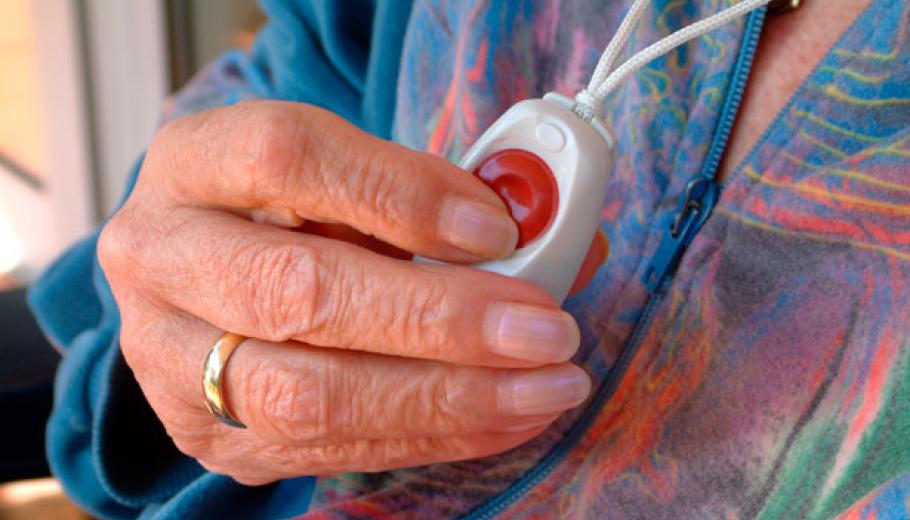 Bombers recomanant els serveis de teleassistència