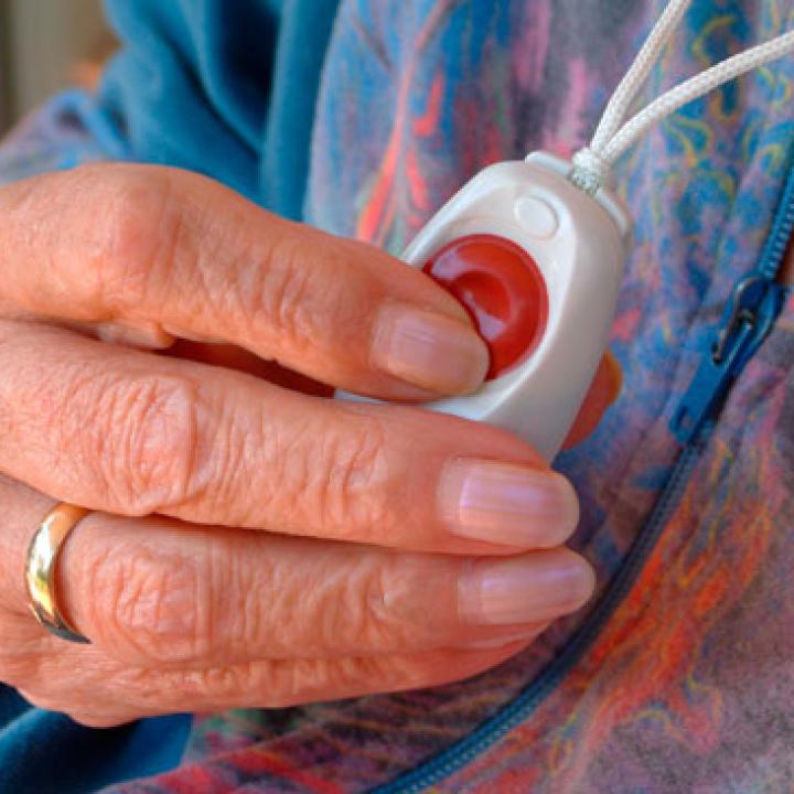 Bombers recomanant els serveis de teleassistència