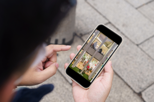 Imatge d'una persona utilitzant el tou virtual dels centres residencials